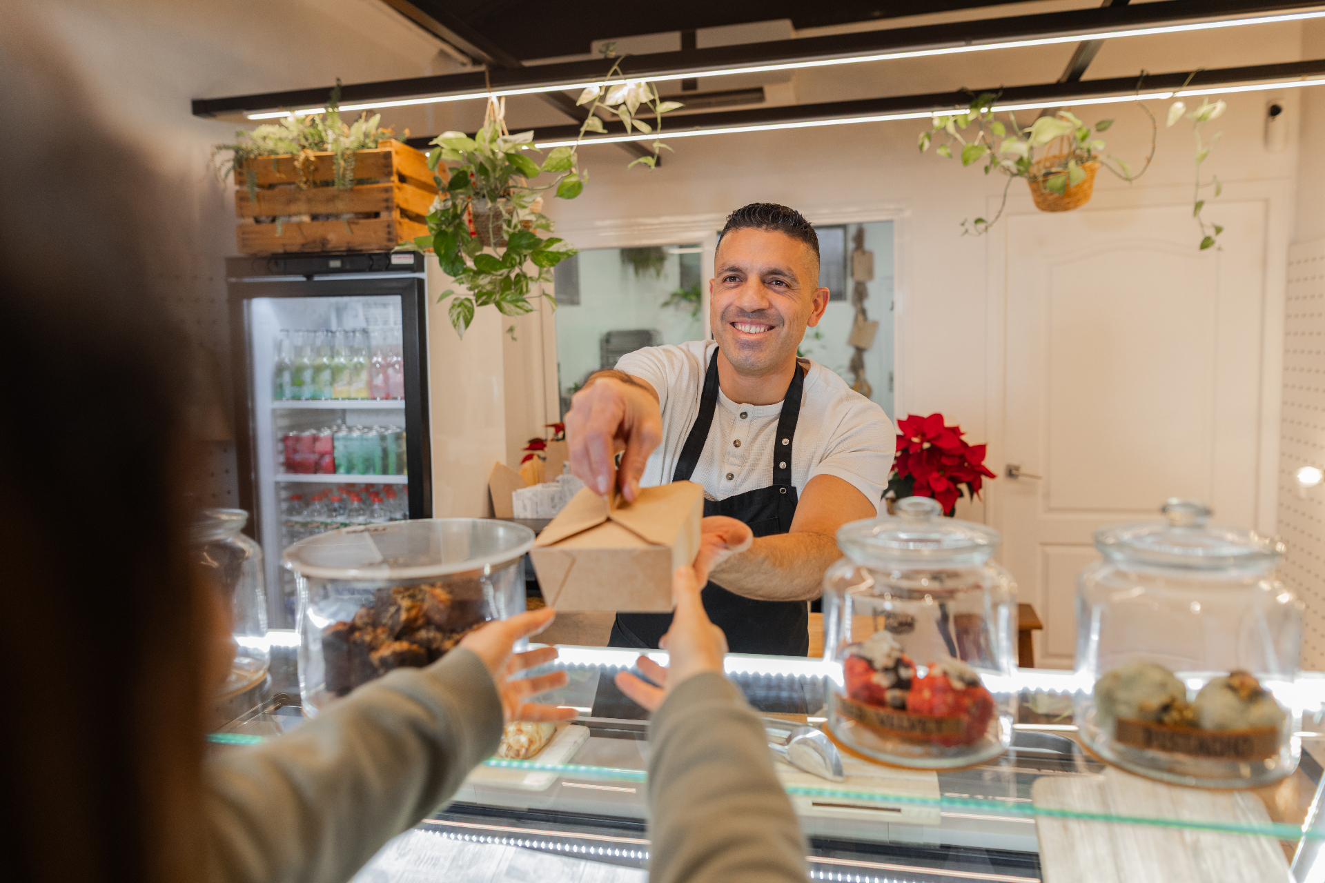 Dueño de café latino entregando un pedido