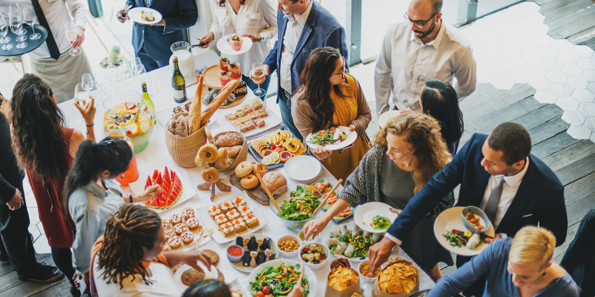 Personas disfrutando un evento con comida latina